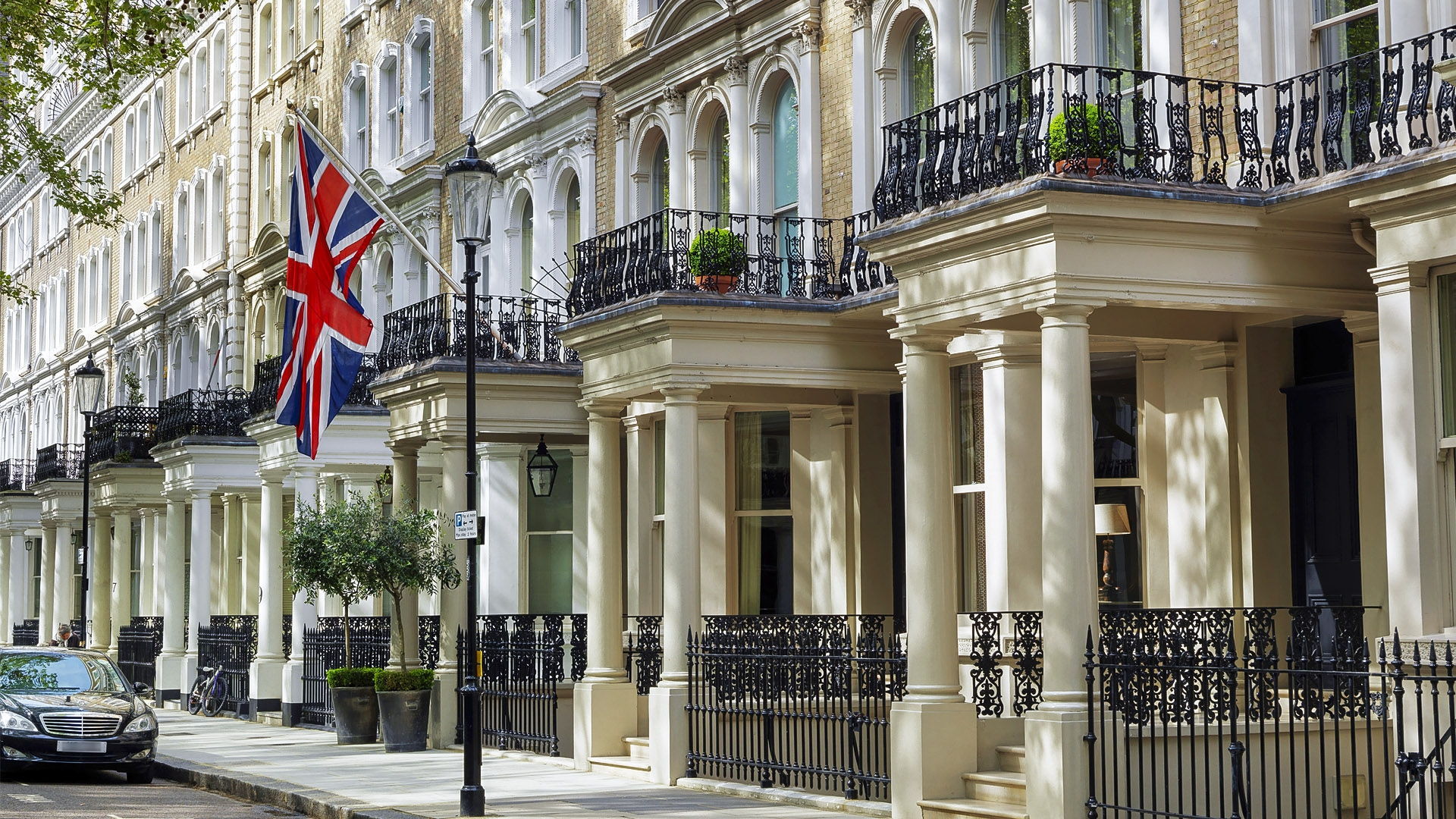 Luxury family friendly central London hotel with British afternoon tea